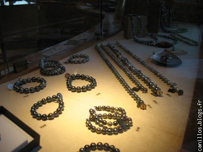 colliers de perles de culture en vitrine