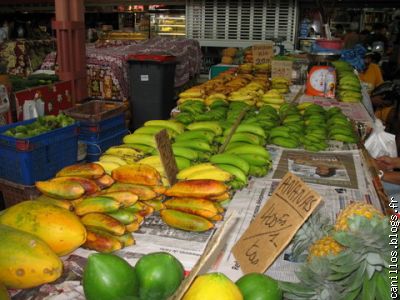 fruits locaux à consommer, bananes, ananas, etc...